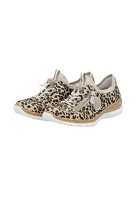 Sneakers con stampa leopardata in tessuto beige, suola bianca e cerniera decorativa. Presentano lacci elastici e un piccolo ciondolo sul lato.