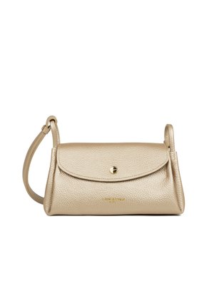 Sac à épaule en cuir texturé beige avec fermeture à rabat, bouton doré et bandoulière ajustable, compact et de forme rectangulaire.
