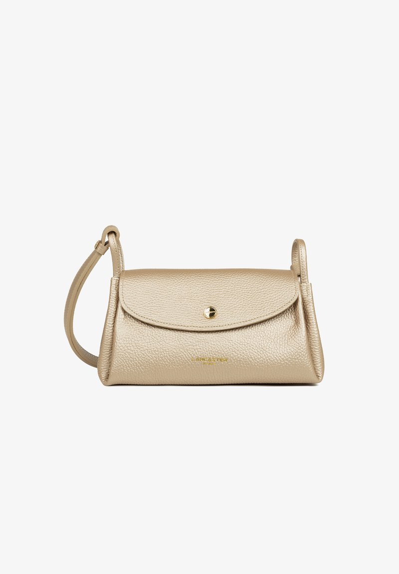 Sac à épaule en cuir texturé beige avec fermeture à rabat, bouton doré et bandoulière ajustable, compact et de forme rectangulaire.