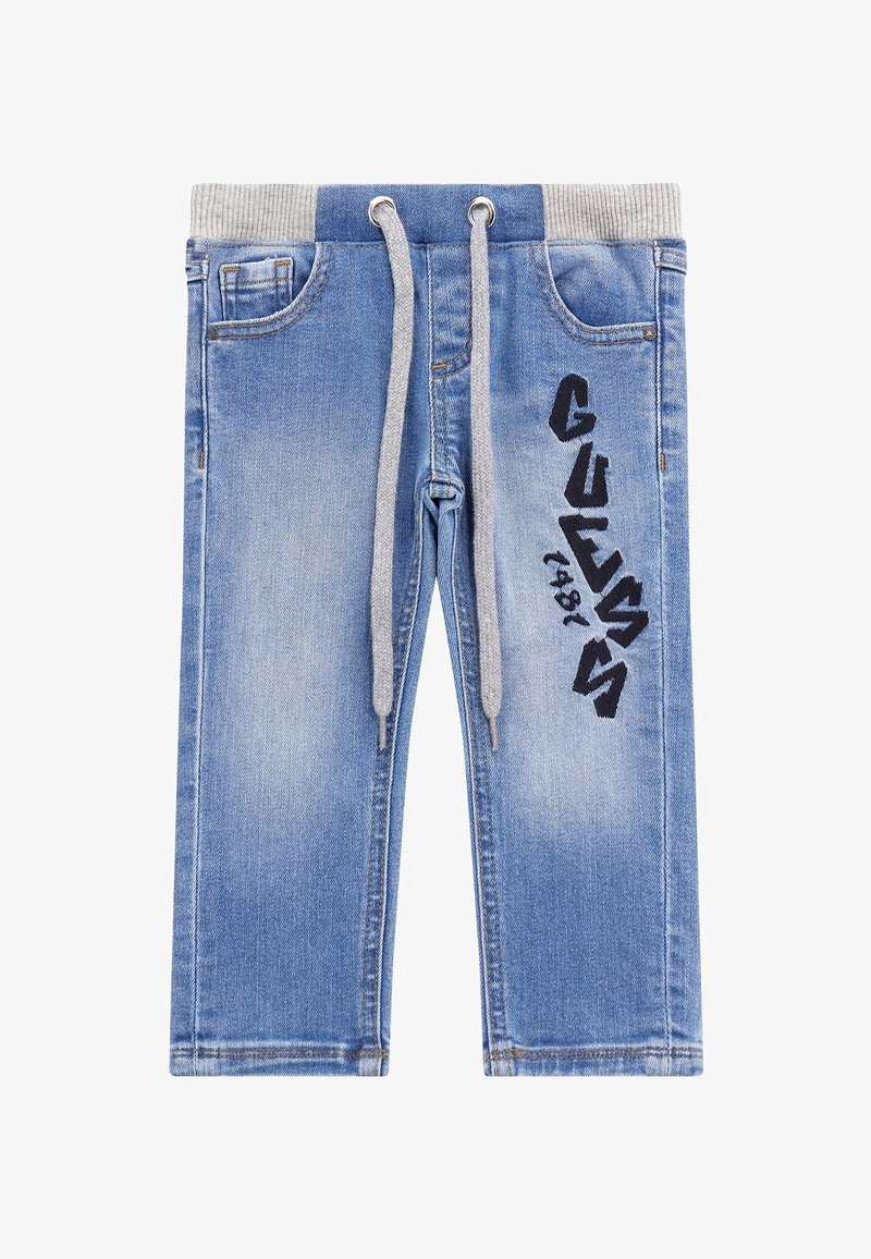 Pantalones jogger de mezclilla en azul claro con una cintura acanalada gris, cordones y el logotipo bordado en negro "GUESS" en el lateral.
