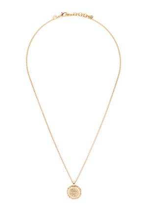 Collar de cadena de oro con un colgante redondo que presenta pequeños cristales transparentes incrustados dispuestos en un patrón circular.