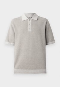 Grå polo skjorte i strukturell strikk, med en lys grå krage, treknapps plagg, og kort ermer med en ren finish ved kanten.