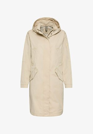 Beige lang hættejakke med lynlås foran, trykknapper, to klaplommer og lange ærmer.