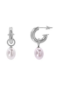 Orecchini a cerchio in argento con un elegante ciondolo di perla rosa. Il design presenta una forma moderna e slanciata con una finitura metallica lucida.