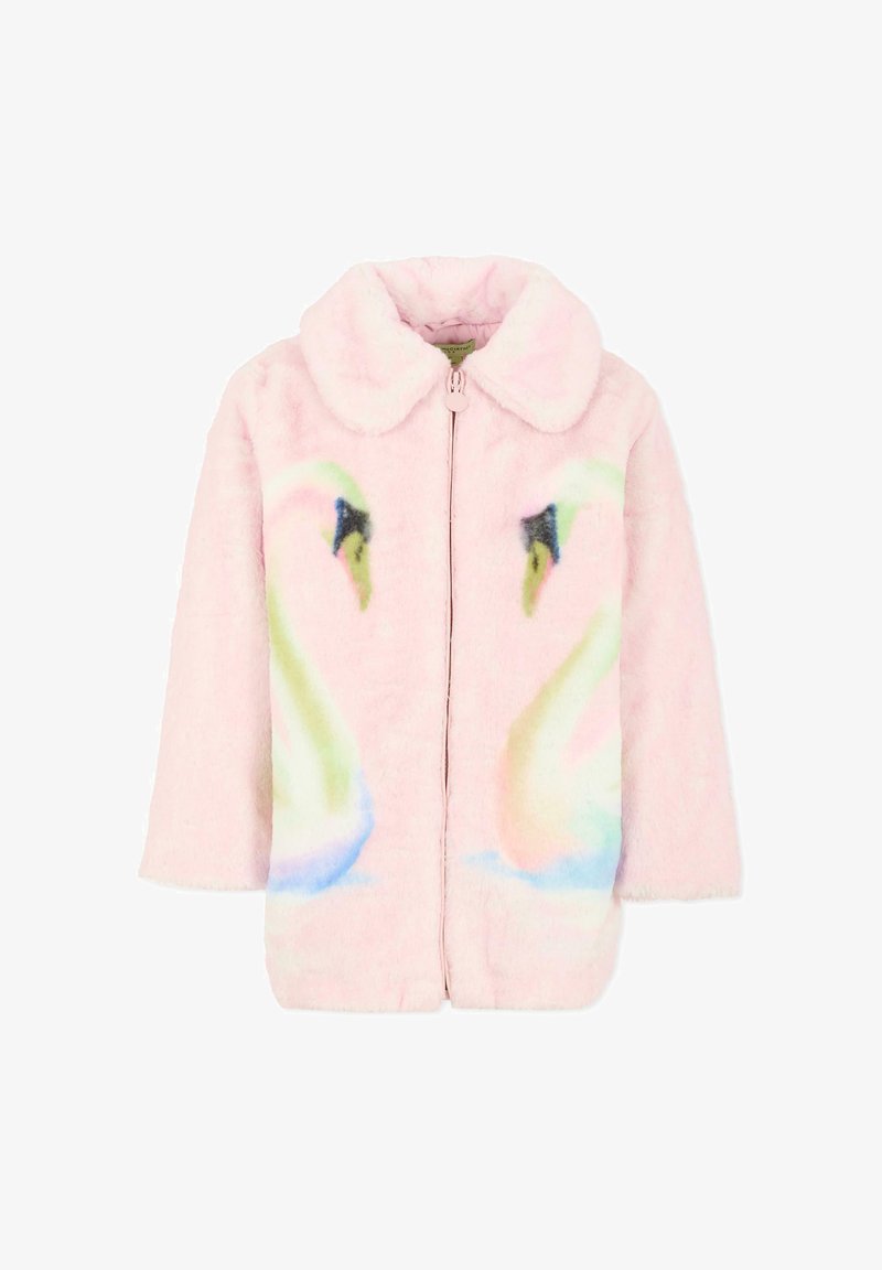 Veste en fausse fourrure de couleur rose pâle avec un motif de cygne. Elle a un col arrondi, une fermeture éclair à l'avant et une texture douce.
