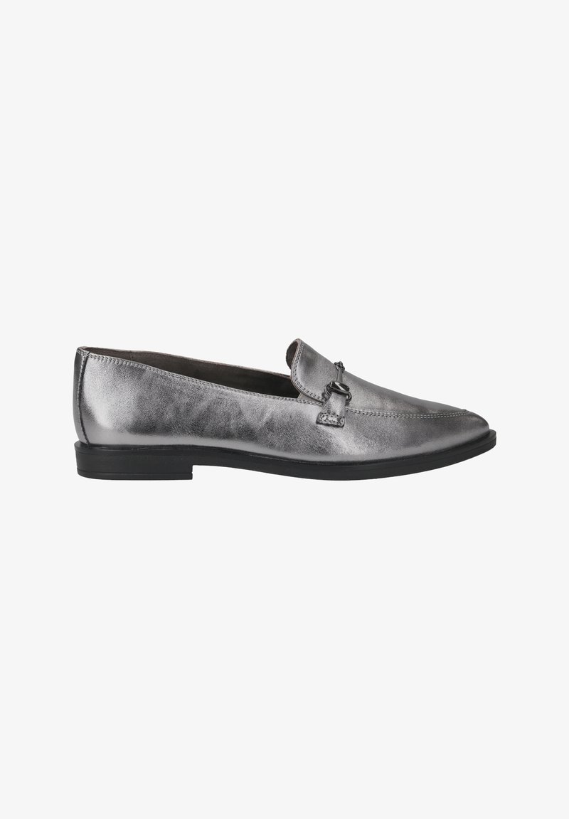Mocassin en cuir argenté avec semelle noire et détail en métal sur le dessus, présenté en vue latérale sur fond blanc.