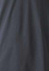 Navy blue -värinen kangas, jolla on sileä pinta, sisältäen hienovaraisia ryppyjä ja tasaisen, matan viimeistelyn. Ei näkyviä kuvioita tai metalliosia.