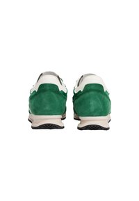 Zapatillas de ante verde con acentos blancos, que cuentan con una suela acolchada y una suela exterior de goma texturizada. La vista trasera destaca la forma y los detalles de diseño.
