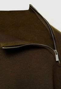 Pullover marrone con zip e colletto alto, dotato di una zip in metallo e texture a maglia liscia, che mette in risalto un design pulito e strutturato.