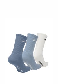 Trzy pary skarpetek z prążkowanym wzorem: jedna jasnoniebieska, jedna ciemniejsza niebieska i jedna biała, z logo oraz różnymi fakturami i odcieniami.