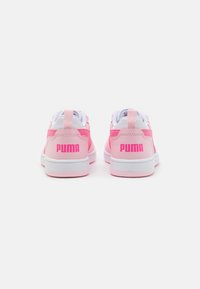 Puma REBOUND V6 UNISEX - Sneakers basse - white/fast pink/whisp of pink