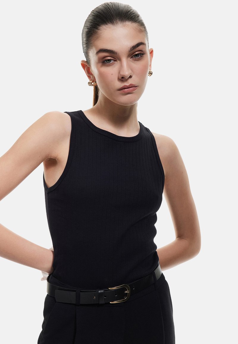 Zwarte geribde tanktop met een ronde halslijn en zonder mouwen, gecombineerd met een zwarte riem met een gouden gesp, gladde textuur.