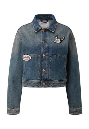 Giacca di denim con un design cropped, lavaggio azzurro chiaro, bottoni marroni e toppe ricamate con loghi e motivi alata sul davanti.