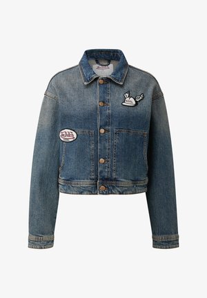 Džínsová bunda s krátkym strihom, svetlomodrý prehoz, hnedé gombíky a vyšívané nášivky s logami a motívmi krídel na prednej strane.