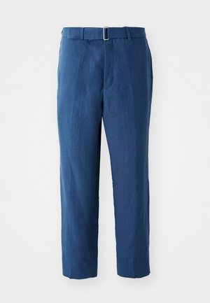 Pantalones de color azul oscuro, ajustados y hechos de un tejido ligero. Presenta una cintura entallada con un cinturón y un corte recto, con una textura suave.