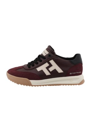 Baskets décontractées pour homme en bordeaux et beige avec des lacets noirs, semelle en caoutchouc et logo "Tom Tailor" sur le côté et la languette.