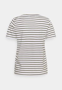 Kratší rukávová košile v bílé barvě s olivově zelenými horizontálními pruhy, kulatý výstřih, měkký bavlněný materiál a uvolněný střih.