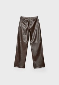 Pantalon en cuir marron foncé avec deux poches arrière et jambes larges, vu de dos sur un fond clair uni.