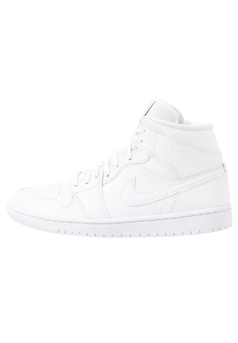 Hvite høyhælte sneakers laget av teksturert lær, med rund tå, perforeringer, glatte lisser og en flat gummisål. Embossed logo-detalj.