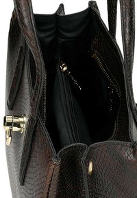 Donkerbruine handtas van gestructureerd, slangenhuidachtig materiaal, met een ritssluiting aan de binnenkant, gouden details en twee hoofdvakken.