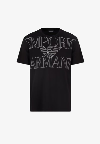Zwarte katoenen t-shirt met korte mouwen, voorzien van grote witte tekst "EMPORIO ARMANI" en een logo-afbeelding in een modern lettertype. Klassieke pasvorm.