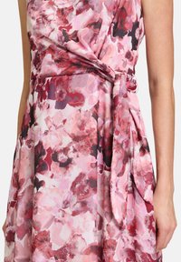 Vera Mont MIT BINDEGÜRTEL - Robe de soirée - dark red red