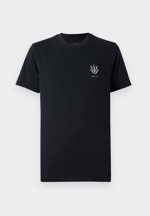 T-shirt en coton noir avec un col rond, des manches courtes et un petit graphisme d'épées blanches sur la partie gauche de la poitrine.