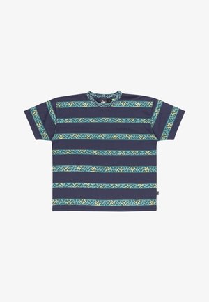 Chemise bleu marine à manches courtes avec des rayures horizontales en zigzag bleu sarcelle et jaune sur le corps et les manches.