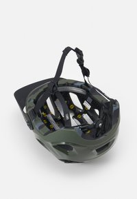 Capacete em verde oliva mate com detalhes a preto e padrão de camuflagem. Possui correias ajustáveis e aberturas de ventilação para conforto.