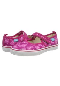 Rosa Leinenschuhe mit Herzmustern, elastischem Riemen und weißen Gummisohlen. Mit einem blauen Etikett an der Seite für das Branding.