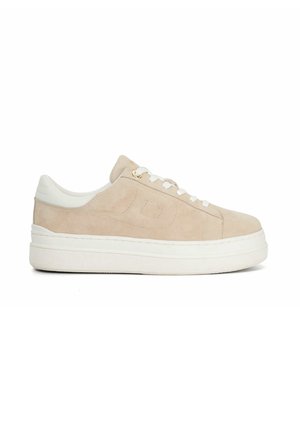 Beige suède sneaker met een witte rubberen zool, ronde neus en platte veters. Bevat minimale branding en stikselaccenten.