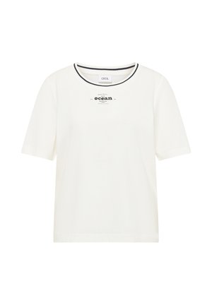 Hvid T-shirt med korte ærmer med sort kant ved rund halsudskæring og lille sort tekst "ocean" trykt på midten af brystet.