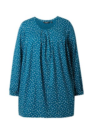 Maglia a maniche lunghe color teal con scollo rotondo e motivi a forma di cuore bianchi, caratterizzata da un fronte plissettato per un tocco di texture in più.