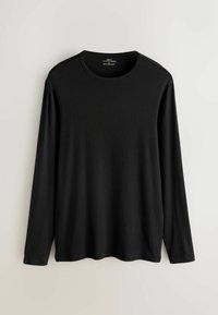 Maglia nera a maniche lunghe in tessuto liscio, con scollo tondo semplice e vestibilità rilassata, senza motivi o dettagli visibili.