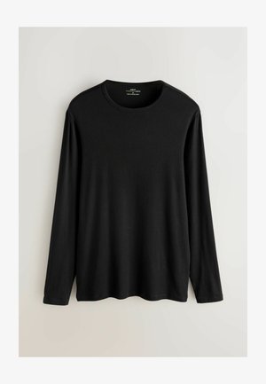 Czarna koszula z długim rękawem wykonana z gładkiej tkaniny, z prostym okrągłym dekoltem i luźnym krojem, bez widocznych wzorów czy zdobień.