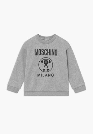 Szara bluza z długim rękawem i okrągłym dekoltem, z czarnym napisem "MOSCHINO MILANO" oraz okrągłym logo na środku.