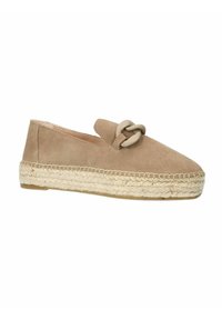 Beige suède espadrille met een spitse neus, gevlochten jutemidsole en een decoratieve beige kettingdetail op de bovenkant.