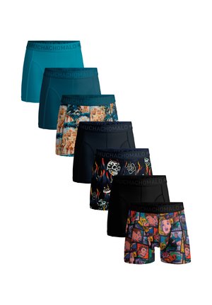 Siedem par męskich bokserek w różnych wzorach i odcieniach niebieskiego i czarnego, ułożonych w schodzący, zachodzący na siebie rząd.