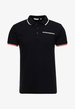 Polo nera con colletto bianco a contrasto e dettagli rossi sulle maniche. Logo ricamato "ANTONY MORATO" sul petto. Materiale in cotone.