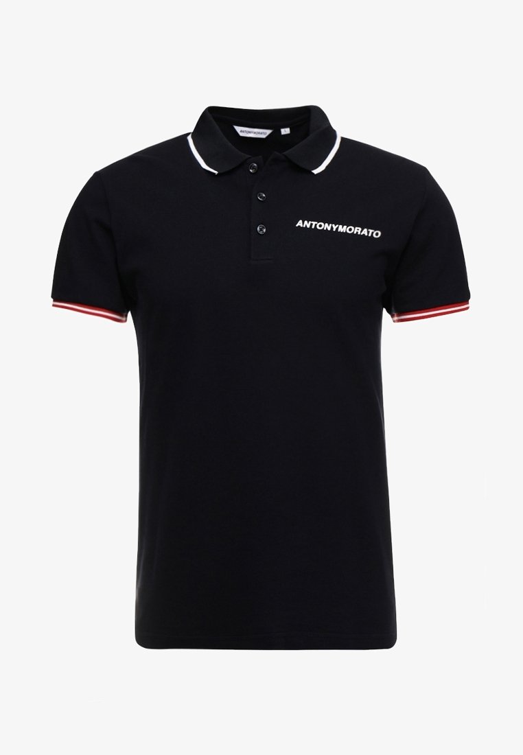 Polo noir avec un col blanc contrasté et des accents rouges sur les manches. Logo brodé "ANTONY MORATO" sur la poitrine. Matière en coton.