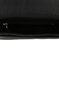 Czarny skórzany portfel o teksturowanej powierzchni, z gładkim wnętrzem i zamkiem błyskawicznym. Zawiera akcenty w kolorze złotym.