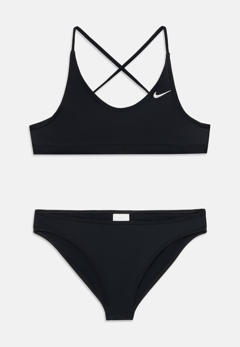 Ensemble de bikini noir avec un design de bretelles croisées sur le haut et un bas uni. Fabriqué en tissu lisse avec un léger éclat. Logo Nike sur le haut.
