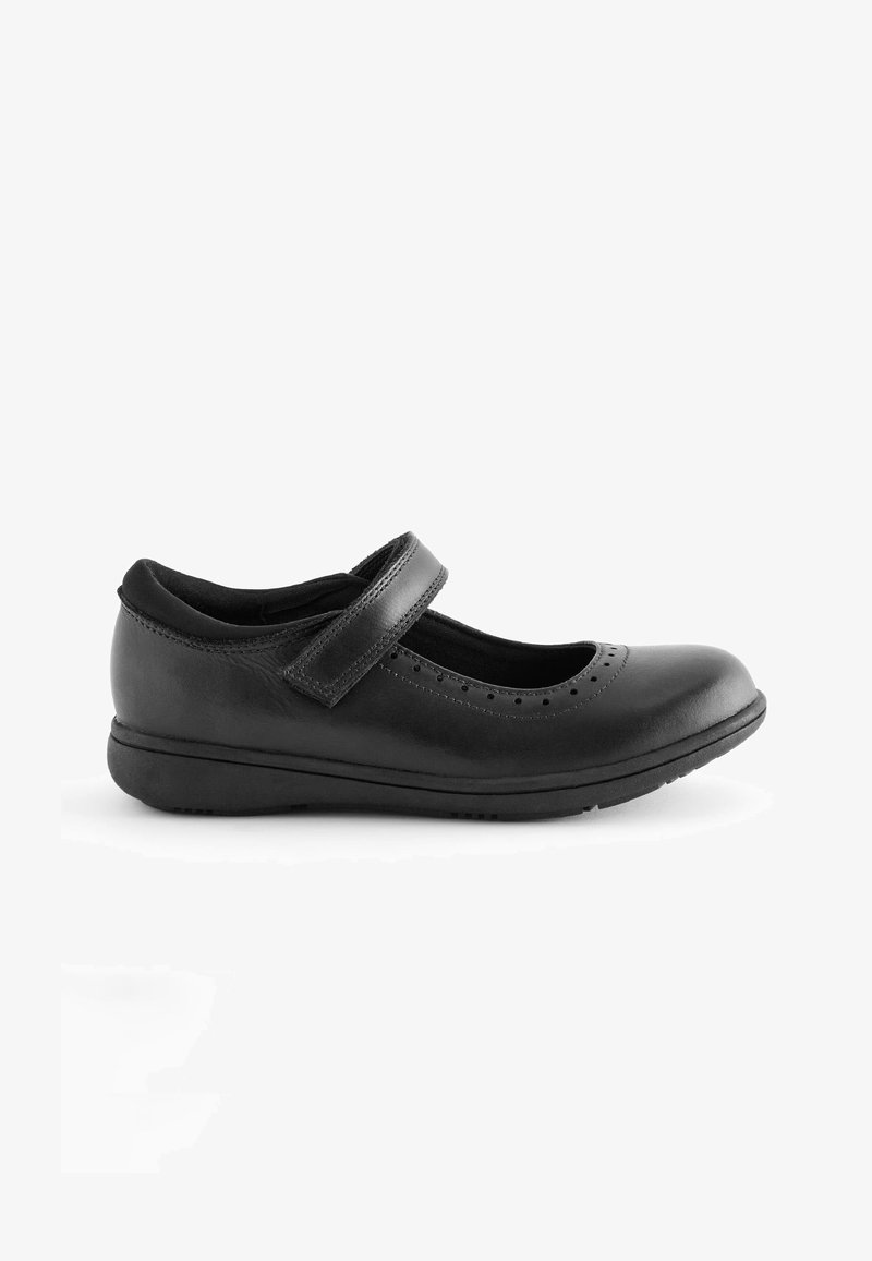 Pantof de piele neagră tip Mary Jane, cu vârful rotund, accente perforate, curea ajustabilă unică și talpă din cauciuc pentru aderență și confort.