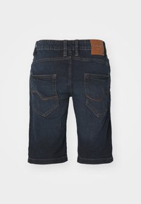 Donkerblauwe denim shorts met een rechte snit, voorzien van twee achterzakken en contrasterende stiksels. Tan leren merkpatch op de taille.