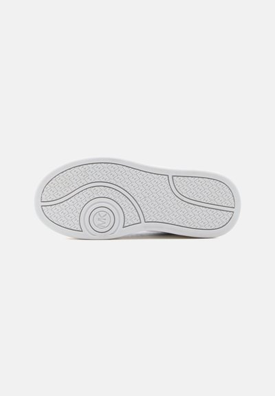 Λευκή σόλα παπουτσιού από καουτσούκ με υφή πρόσφυσης και κυκλικό λογότυπο κοντά στη φτέρνα σε απλό λευκό φόντο.