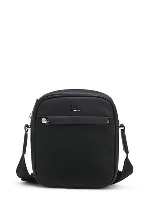 Bolso bandolera negro compacto con parte frontal texturizada, bolsillo con cremallera plateada, correa ajustable para el hombro y pequeño logo BOSS en la parte superior central.
