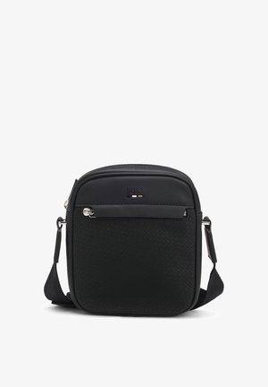 Kompakte schwarze Umhängetasche mit strukturierter Vorderseite, silbernem Reißverschlussfach, verstellbarem Schulterriemen und kleinem BOSS-Logo oben in der Mitte.