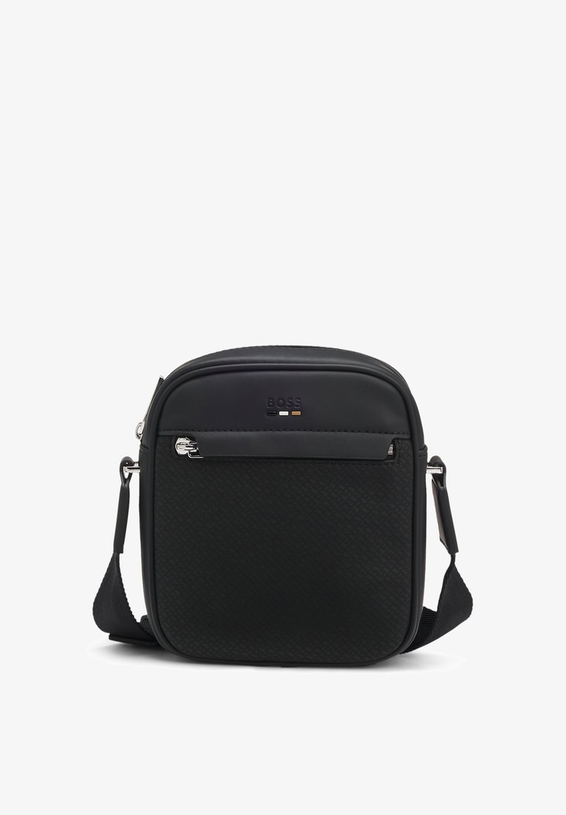 Sac bandoulière compact noir avec façade texturée, poche zippée argentée, bandoulière réglable et petit logo BOSS au centre supérieur.