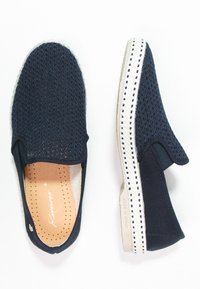 Marine instapschoenen met een mesh bovenzijde, beige voering en een witte rubberen zool met een decoratieve stikselafwerking langs de rand.