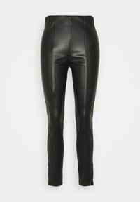 Högmidjade svarta byxor i konstläder med sömmar fram och dragkedjor vid anklarna, slim fit stil på en enkel vit bakgrund.